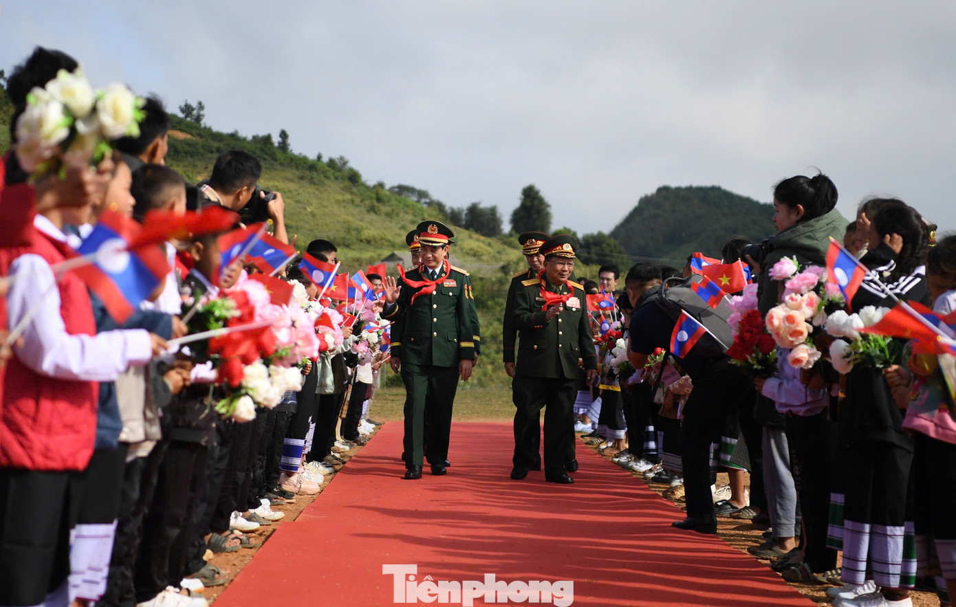 Đại tướng Chansamone Chanyalath và Đại tướng Phan Văn Giang thăm Trường Tiểu học - Trung học cơ sở Pahang. Đại tướng Chansamone Chanyalath và Đại tướng Phan Văn Giang thăm Trường Tiểu học - Trung học cơ sở Pahang.