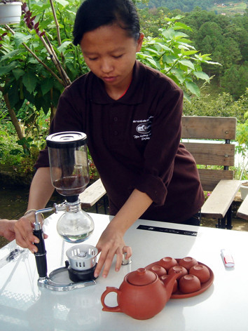 Pha chế cà phê bằng bình hơi nước. Pha chế cà phê bằng bình hơi nước