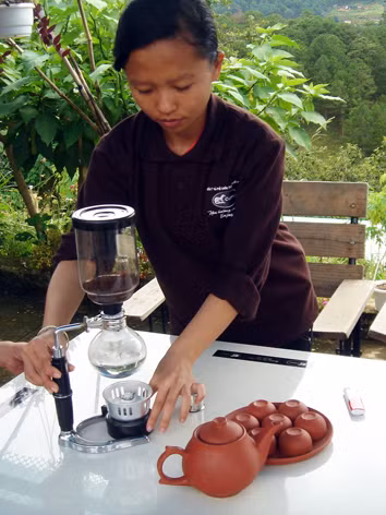 Pha chế cà phê bằng bình hơi nước 