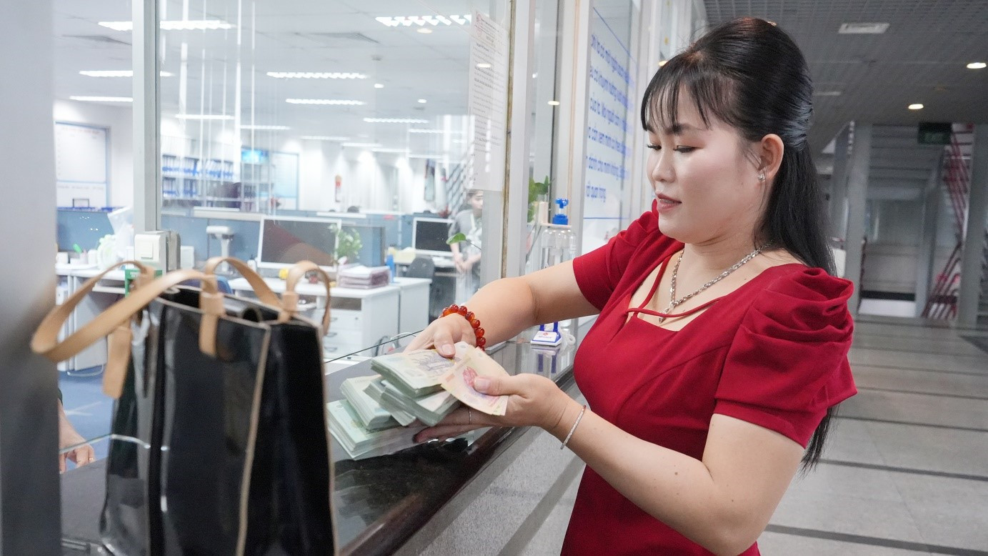 Tại buổi nhận thưởng, chị Hiền mong muốn quy đổi giá trị 9 miếng vàng SJC, mỗi miếng 5 chỉ thành tiền mặt để thuận tiện sử dụng. Tại buổi nhận thưởng, chị Hiền mong muốn quy đổi giá trị 9 miếng vàng SJC, mỗi miếng 5 chỉ thành tiền mặt để thuận tiện sử dụng.