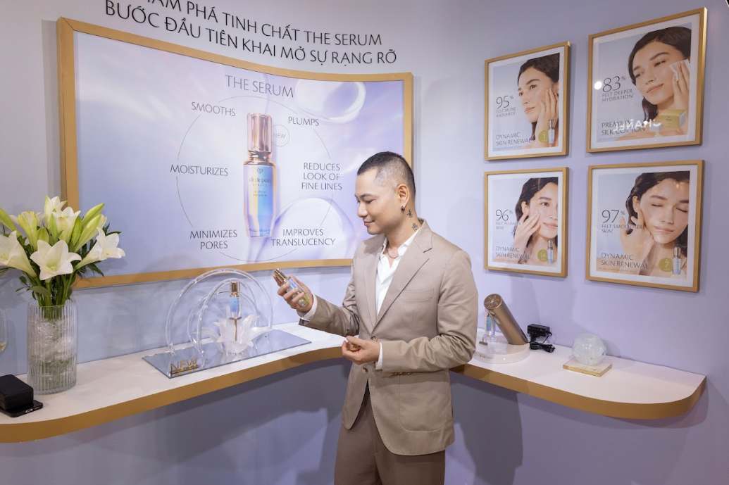 Khách mời trải nghiệm sản phẩm Tinh chất The Serum thế hệ mới tại sự kiện