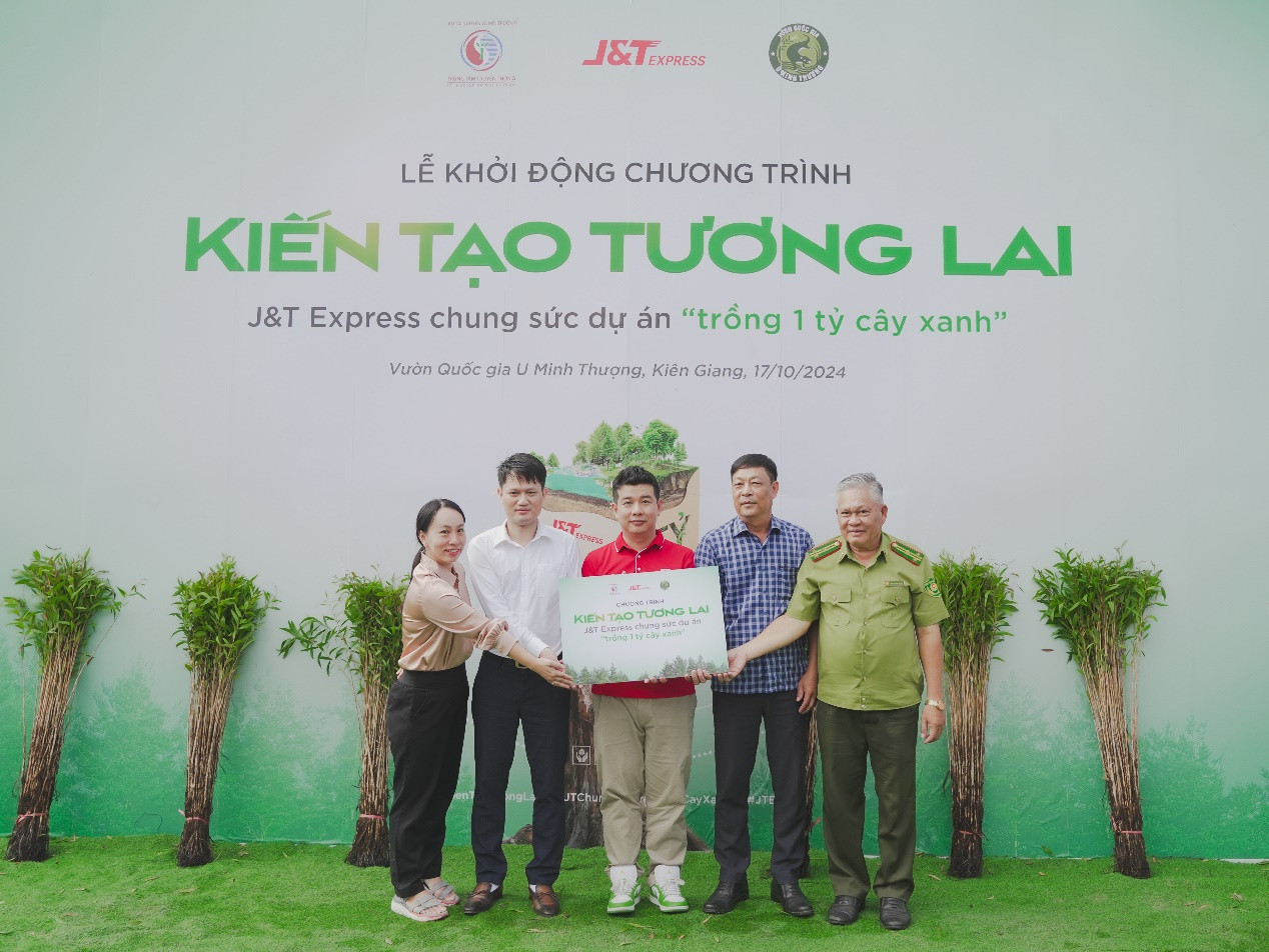 Khoảnh khắc ý nghĩa thể hiện sự cam kết dài hạn giữa J&amp;T Express cùng Vườn Quốc gia U Minh Thượng và TTTT TNMT chung tay kiến tạo tương lai xanh tạo nên giá trị bền vững cho môi trường.
