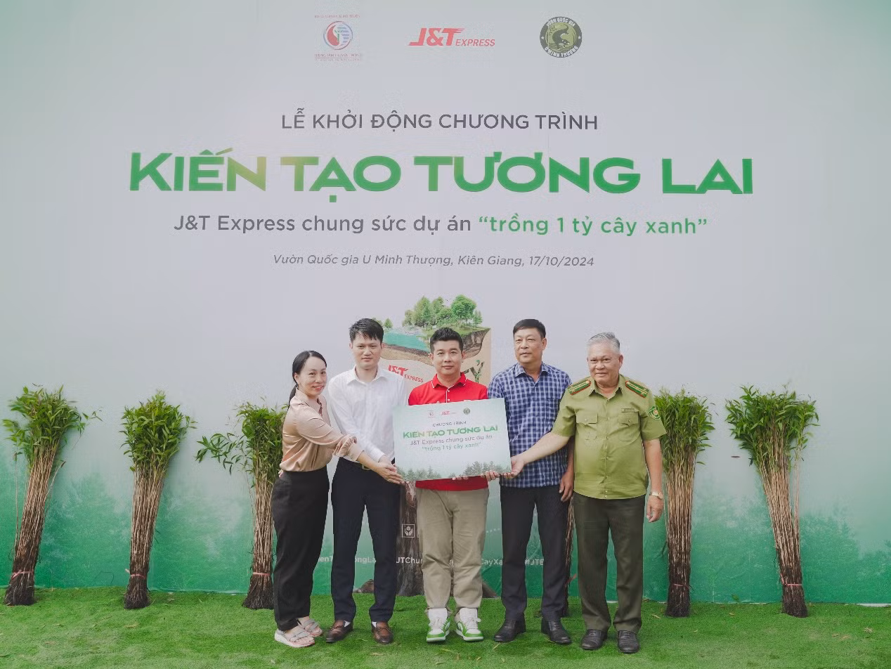 Khoảnh khắc ý nghĩa thể hiện sự cam kết dài hạn giữa J&amp;T Express cùng Vườn Quốc gia U Minh Thượng và TTTT TNMT chung tay kiến tạo tương lai xanh tạo nên giá trị bền vững cho môi trường.
