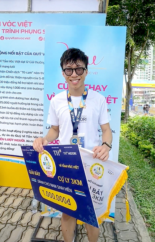 Bạn Nguyễn Hoàng Đức Đạt bày tỏ niềm vui khi những bước chạy của mình đã giúp phần nào chia sẻ các khó khăn cùng những bệnh nhi nghèo Bạn Nguyễn Hoàng Đức Đạt bày tỏ niềm vui khi những bước chạy của mình đã giúp phần nào chia sẻ các khó khăn cùng những bệnh nhi nghèo