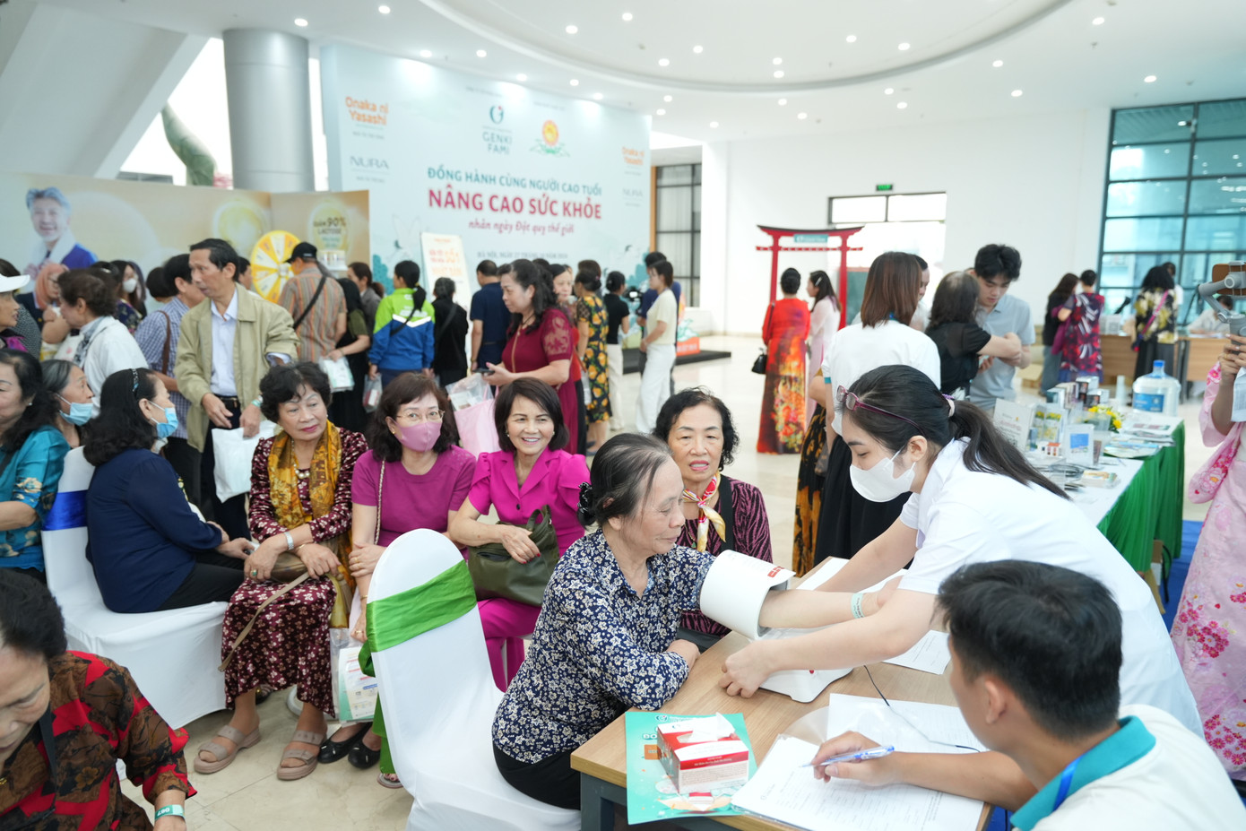 Các gian hàng trải nghiệm của các thương hiệu chăm sóc sức khỏe người cao tuổi của Việt Nam và Nhật Bản