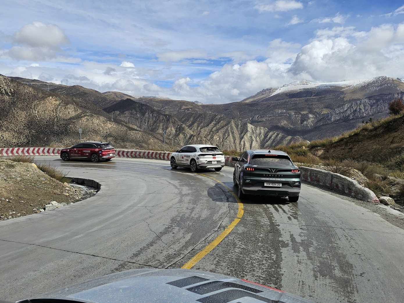 Từ ngày thứ 6, địa hình bắt đầu cao dần từ mức 3.500 mét, đường đèo nhiều đoạn cua nguy hiểm. Tuy nhiên, đoàn xe VF 8 vẫn nối đuôi nhau vượt qua từng khúc cua một cách vững chãi. Một vài thành viên trong đoàn chịu ảnh hưởng của “phản ứng cao nguyên” như đau đầu, khó thở… nhưng đã nhanh chóng thích nghi. Từ ngày thứ 6, địa hình bắt đầu cao dần từ mức 3.500 mét, đường đèo nhiều đoạn cua nguy hiểm. Tuy nhiên, đoàn xe VF 8 vẫn nối đuôi nhau vượt qua từng khúc cua một cách vững chãi. Một vài thành viên trong đoàn chịu ảnh hưởng của “phản ứng cao nguyên” như đau đầu, khó thở… nhưng đã nhanh chóng thích nghi.