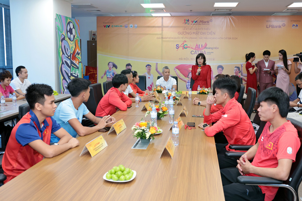 Chiều 2/10, BTC giải marathon Quốc tế VTV LPBank “Sắc màu Hoàng hôn Cát Bà 2024” ký kết và giới thiệu gương mặt đại diện của giải đấu.
