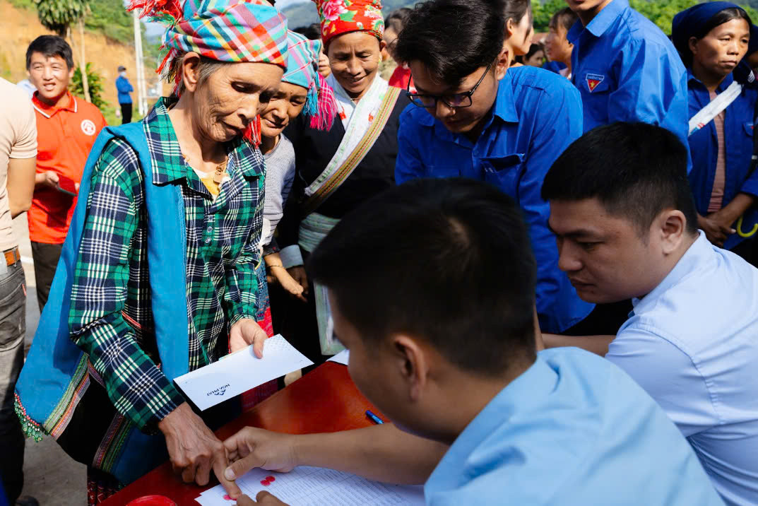 Hòa Phát trao quà hỗ trợ các hộ dân có hoàn cảnh khó khăn chịu ảnh hưởng bởi bão lũ Hòa Phát trao quà hỗ trợ các hộ dân có hoàn cảnh khó khăn chịu ảnh hưởng bởi bão lũ