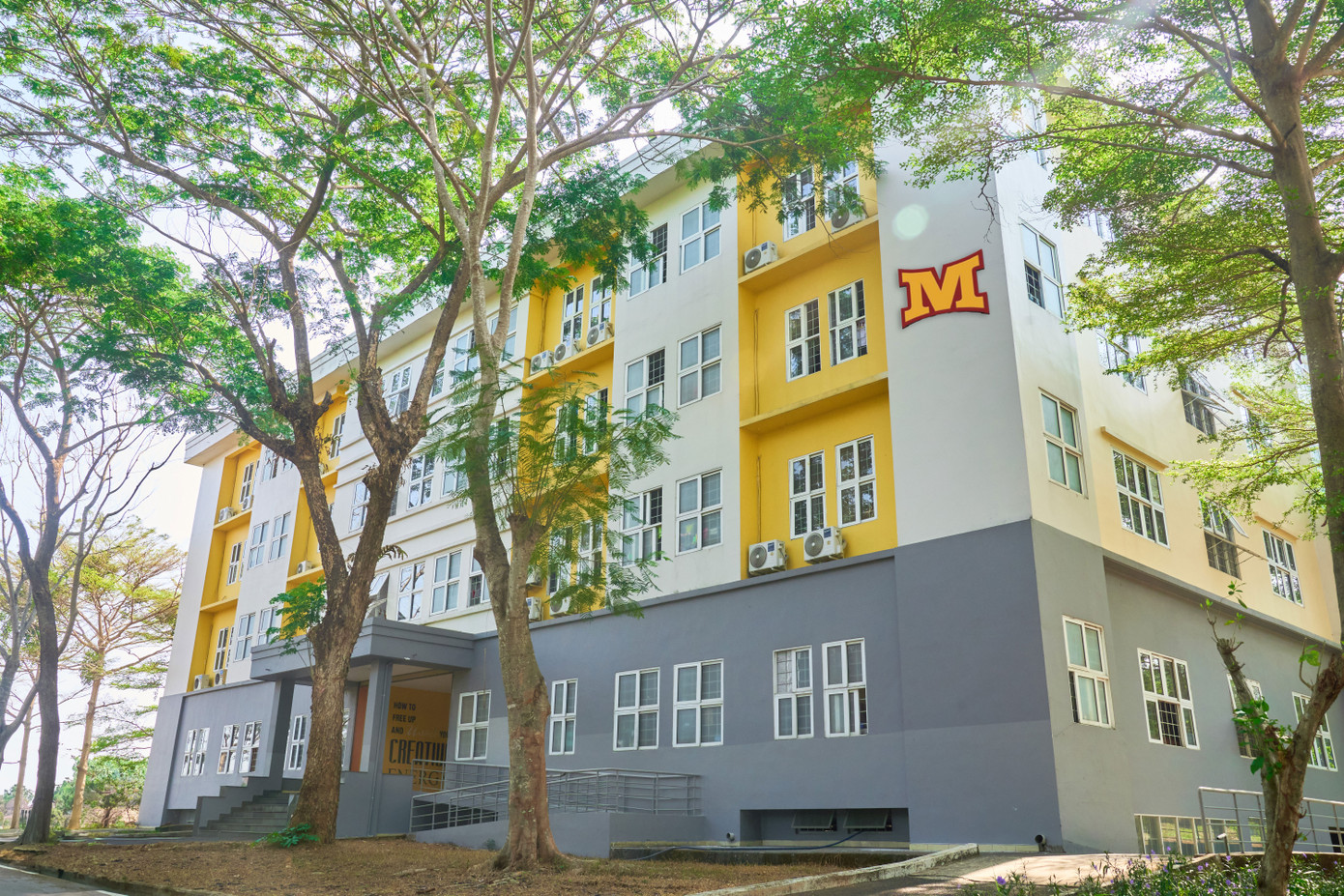 Ký túc xá trong khuôn viên trường với sức chứa 1300 chỗ dành cho sinh viên các hệ