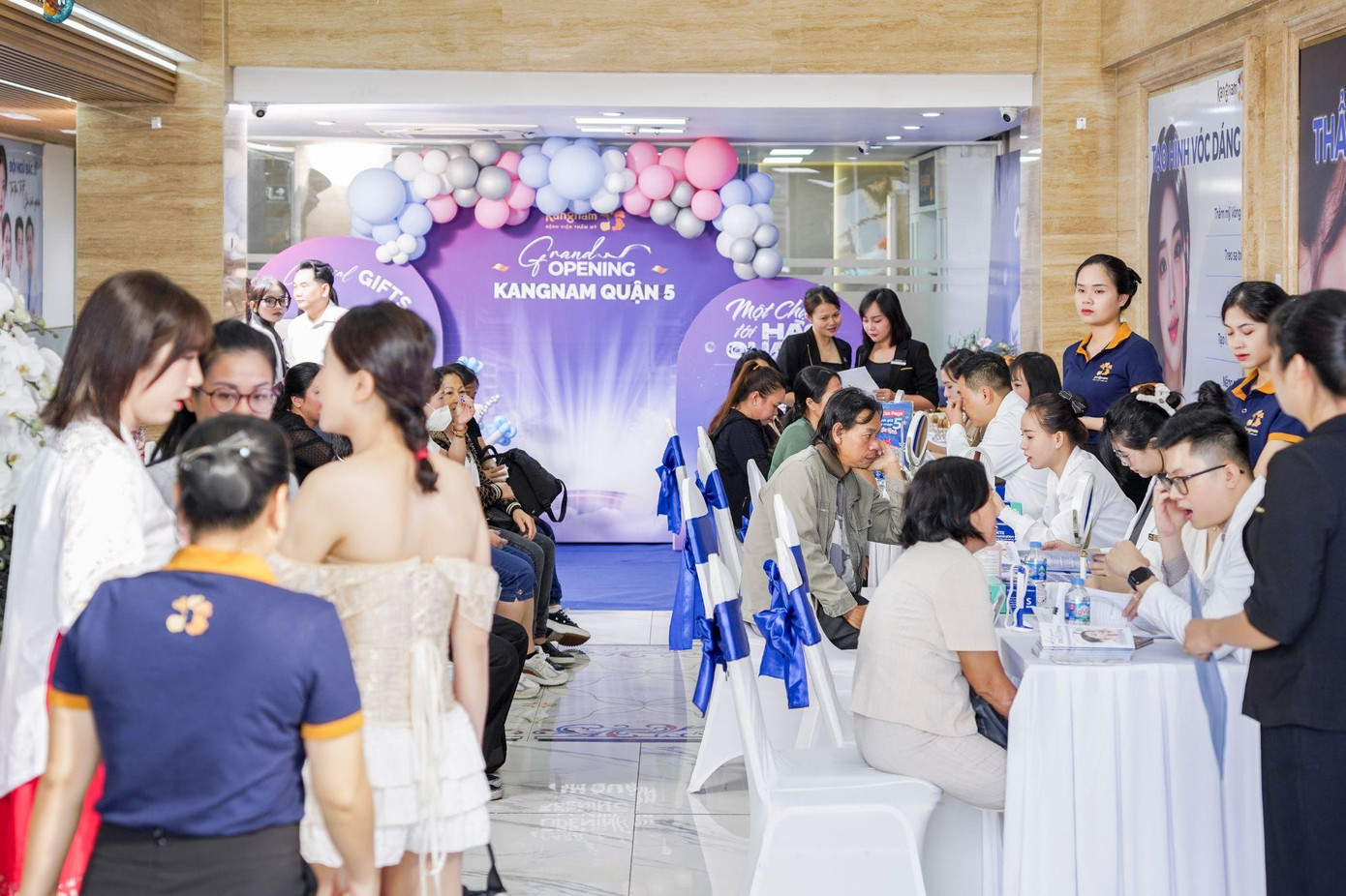 Đông đảo khách hàng tham dự sự kiện khai trương và nhận ưu đãi hấp dẫn