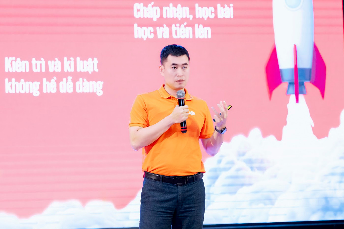 Ông Vũ Chí Thành nhấn mạnh tiêu chí để bản thân trở nên hạnh phúc trước khi tìm môi trường hạnh phúc Ông Vũ Chí Thành nhấn mạnh tiêu chí để bản thân trở nên hạnh phúc trước khi tìm môi trường hạnh phúc