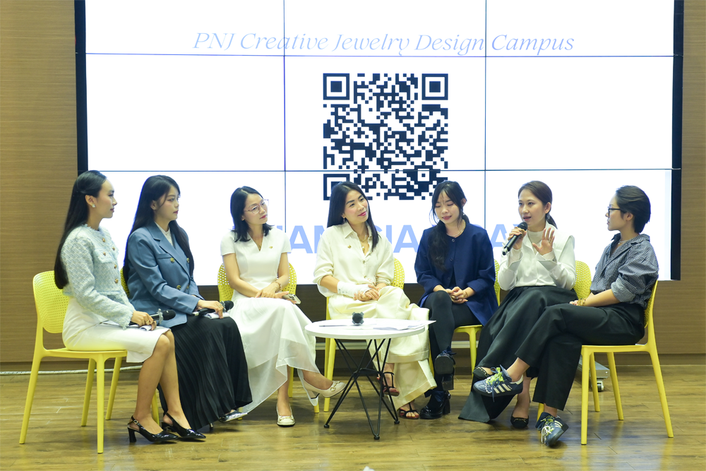 Các chuyên gia từ PNJ chia sẻ về ngành Sáng tạo - Thiết kế trang sức trong talkshow “Tư duy sáng tạo vượt mọi giới hạn” dành cho các sinh viên Trường ĐH Tôn Đức Thắng. Các chuyên gia từ PNJ chia sẻ về ngành Sáng tạo - Thiết kế trang sức trong talkshow “Tư duy sáng tạo vượt mọi giới hạn” dành cho các sinh viên Trường ĐH Tôn Đức Thắng.