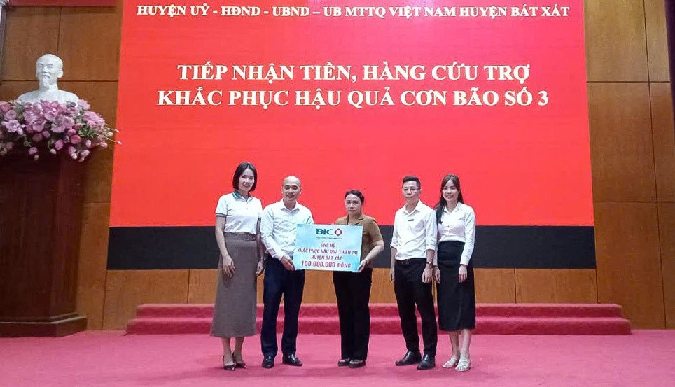 Đại diện BIC tặng số tiền giúp đỡ người dân huyện Bát Xát khắc phục hậu quả bão số 3