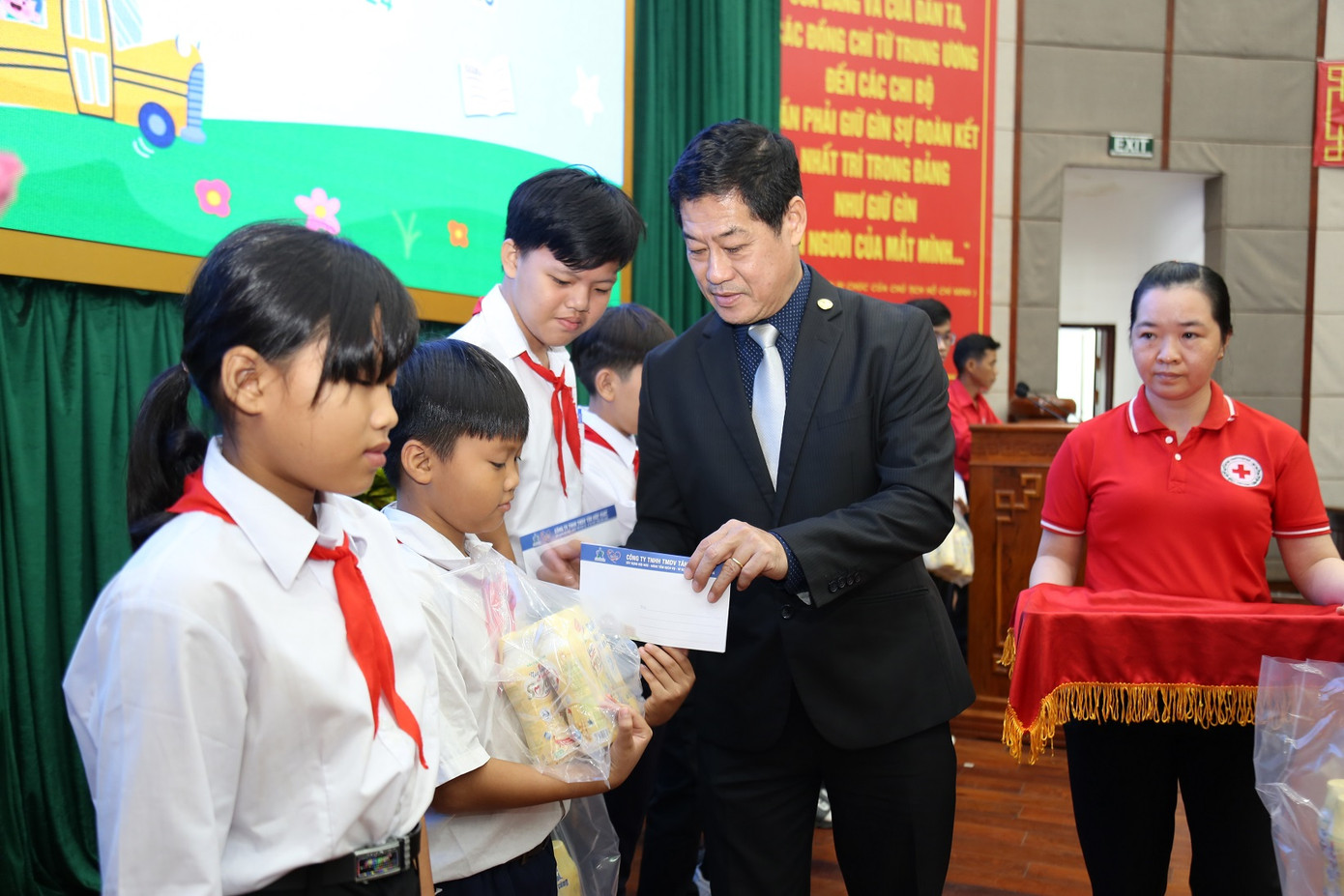 Ông Lâm Bình Vũ, Giám đốc Chuỗi Cung ứng Công ty Tân Hiệp Phát trao học bổng và quà tặng là 01 block sữa Number 1 Soya Canxi cho các em học sinh giàu nghị lực vượt khó.