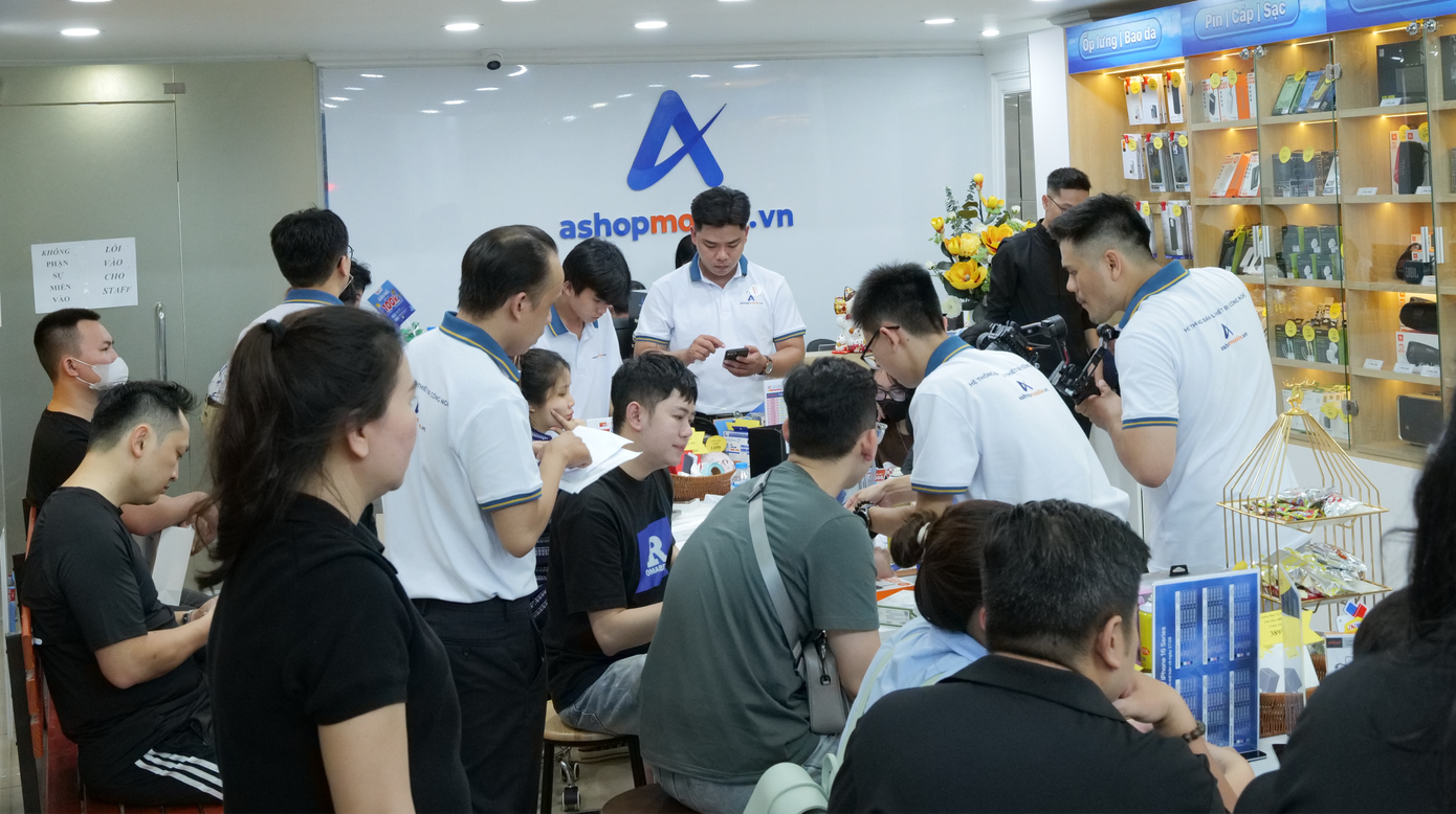 Hình ảnh khách hàng đến tham gia và mua máy trong đêm mở bán tại AShop Mobile