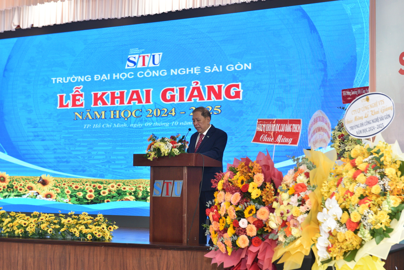 PGS.TS. Cao Hào Thi – Hiệu trưởng STU đã thay mặt nhà trường tổng kết năm học 2023 - 2024 và trình bày nhiệm vụ cho năm học mới PGS.TS. Cao Hào Thi – Hiệu trưởng STU đã thay mặt nhà trường tổng kết năm học 2023 - 2024 và trình bày nhiệm vụ cho năm học mới