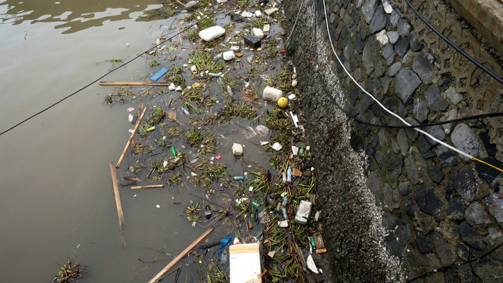 Nước thải lẫn vào cống nước mưa chảy thẳng ra Vịnh trung tâm Cát Bà Nước thải lẫn vào cống nước mưa chảy thẳng ra Vịnh trung tâm Cát Bà