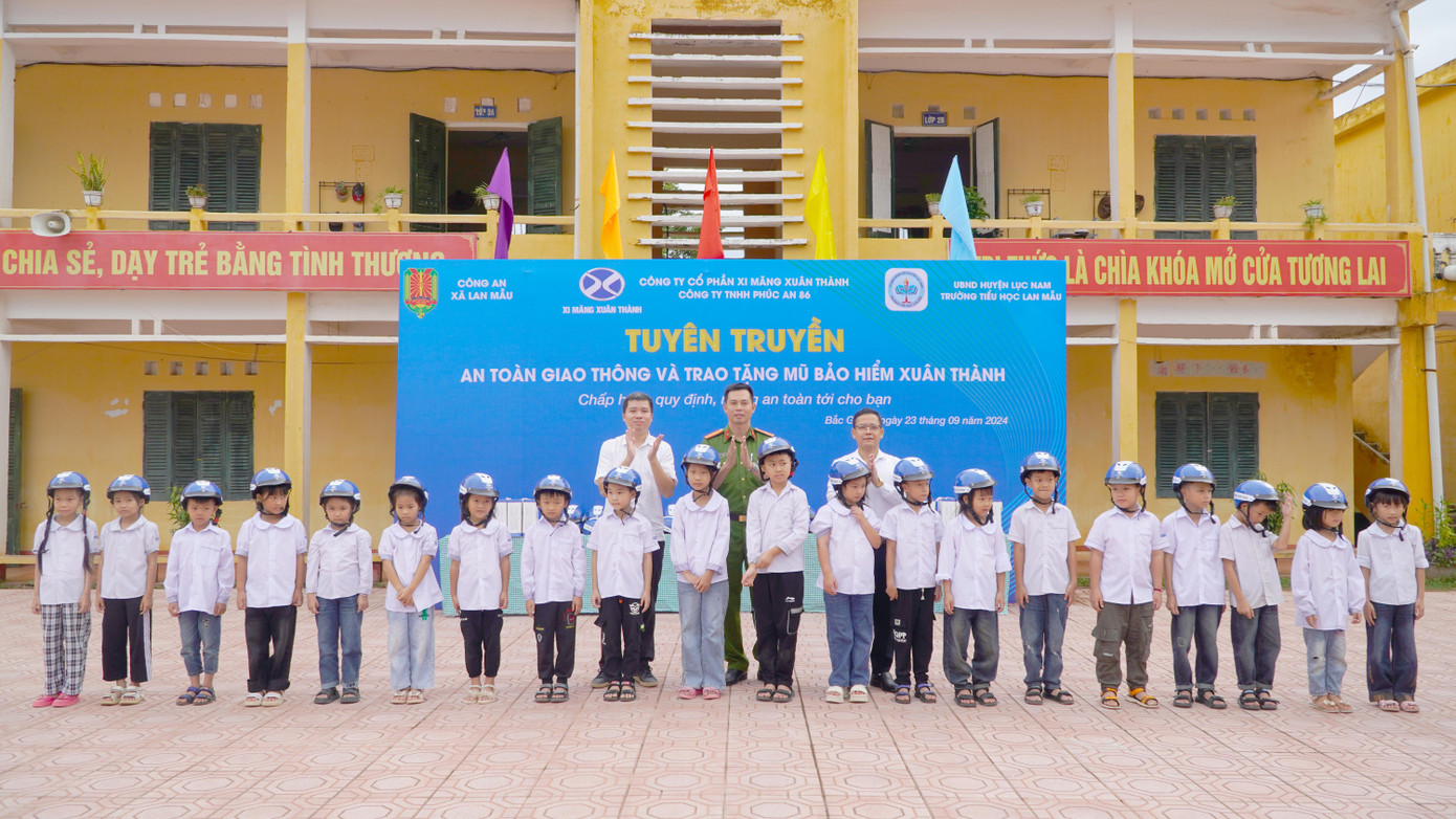 Đại diện Xi Măng Xuân Thành trao tặng mũ bảo hiểm đạt chuẩn cho các em học sinh tại trường Tiểu học Lan Mẫu (huyện Lục Nam - Bắc Giang) Đại diện Xi Măng Xuân Thành trao tặng mũ bảo hiểm đạt chuẩn cho các em học sinh tại trường Tiểu học Lan Mẫu (huyện Lục Nam - Bắc Giang)