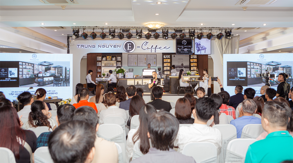 Lễ ra mắt mô hình Trung Nguyên E-Coffee phiên bản 2024 thu hút hàng ngàn khách hàng, đối tác đến tham gia trải nghiệm, hàng trăm hợp đồng được ký kết ngay tại chương trình. Lễ ra mắt mô hình Trung Nguyên E-Coffee phiên bản 2024 thu hút hàng ngàn khách hàng, đối tác đến tham gia trải nghiệm, hàng trăm hợp đồng được ký kết ngay tại chương trình.