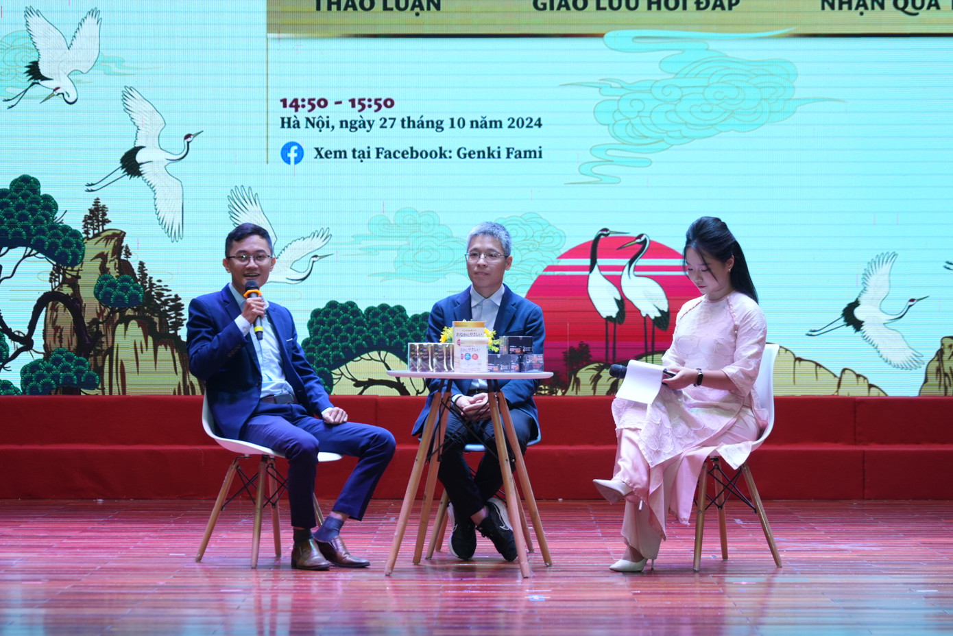 Thạc sĩ, Bác sĩ Lê Bá Tuấn và Tiến sĩ Trần Hải Bằng chia sẻ và giải đáp các thắc mắc của khách mời về phòng chống bệnh đột quỵ