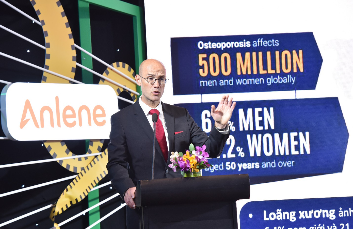 TS.Philippe Halbout, Giám đốc điều hành Hội Loãng xương Quốc tế (IOF) phát biểu tại Lễ ký kết TS.Philippe Halbout, Giám đốc điều hành Hội Loãng xương Quốc tế (IOF) phát biểu tại Lễ ký kết