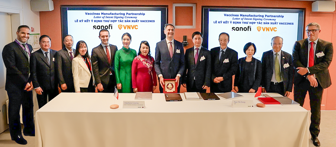 Lễ ký kết biên bản định hướng hợp tác của VNVC và Sanofi với sự chứng kiến của Bộ Y tế Việt Nam, Hội Hữu nghị và Hợp tác Việt Nam - Pháp và đại biểu các bên.
