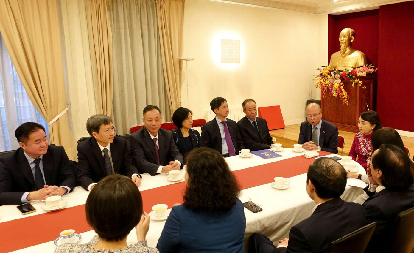 Ông Đinh Toàn Thắng gặp mặt PGS.TS Nguyễn Thị Kim Tiến cùng lãnh đạo Hội hữu nghị Việt-Pháp, Bộ Y tế, VNVC tại Đại sứ quán Việt Nam tại Pháp trước lễ ký kết.