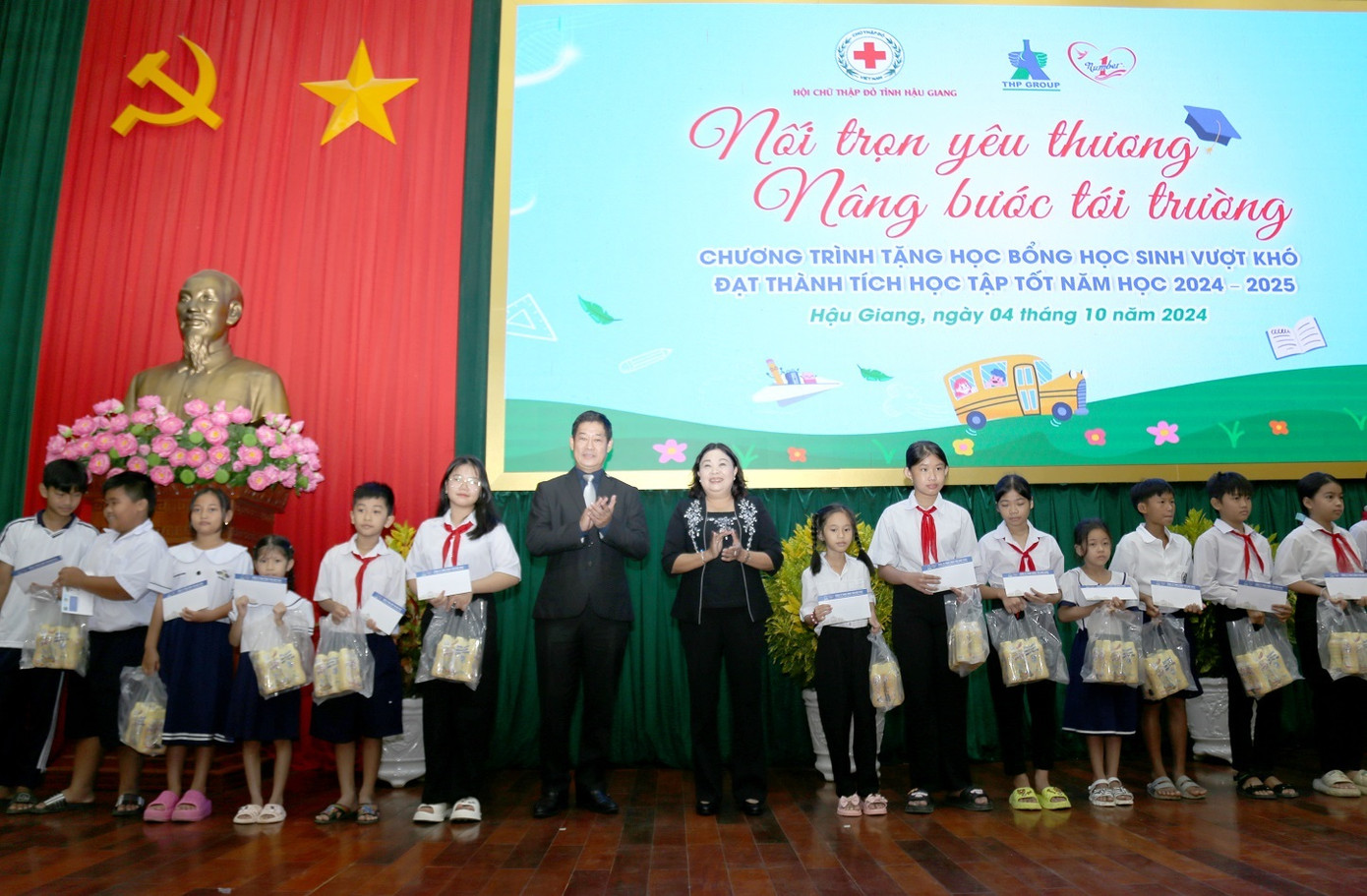 Bà Mã Thị Tươi, Ủy viên Ban thường vụ tỉnh ủy, Phó Chủ tịch Thường trực HĐND tỉnh Hậu Giang cùng ông Lâm Bình Vũ, Giám đốc Chuỗi Cung ứng Công ty Tân Hiệp Phát trao học bổng cho các em học sinh