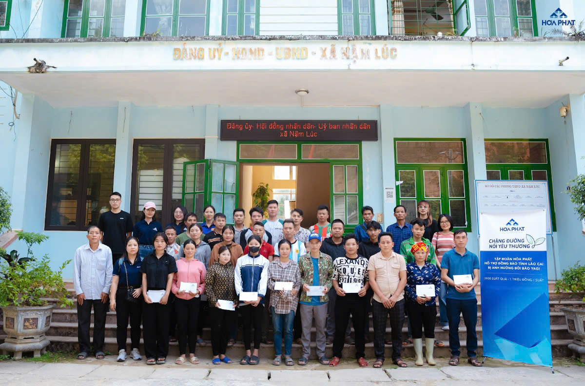 Đại diện CBCNV Tập đoàn Hòa Phát trao quà cho bà con tại xã Nậm Lúc, Bắc Hà Đại diện CBCNV Tập đoàn Hòa Phát trao quà cho bà con tại xã Nậm Lúc, Bắc Hà