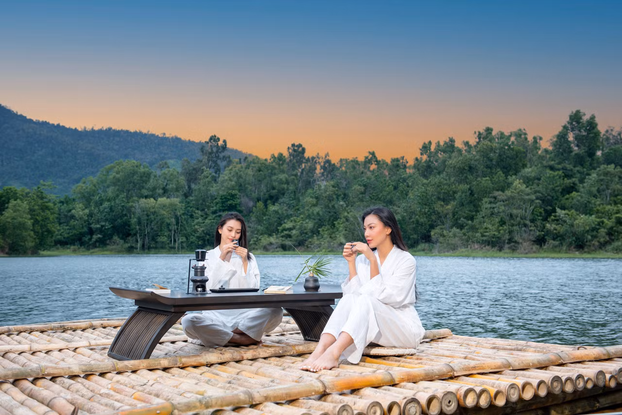 Hoa hậu Tiểu Vy và Á hậu Kim Duyên trải nghiệm Thiền cà phê - "một sản phẩm cà phê văn hóa nghệ thuật" do Trung Nguyên Legend sáng tạo nên (Discovery).
