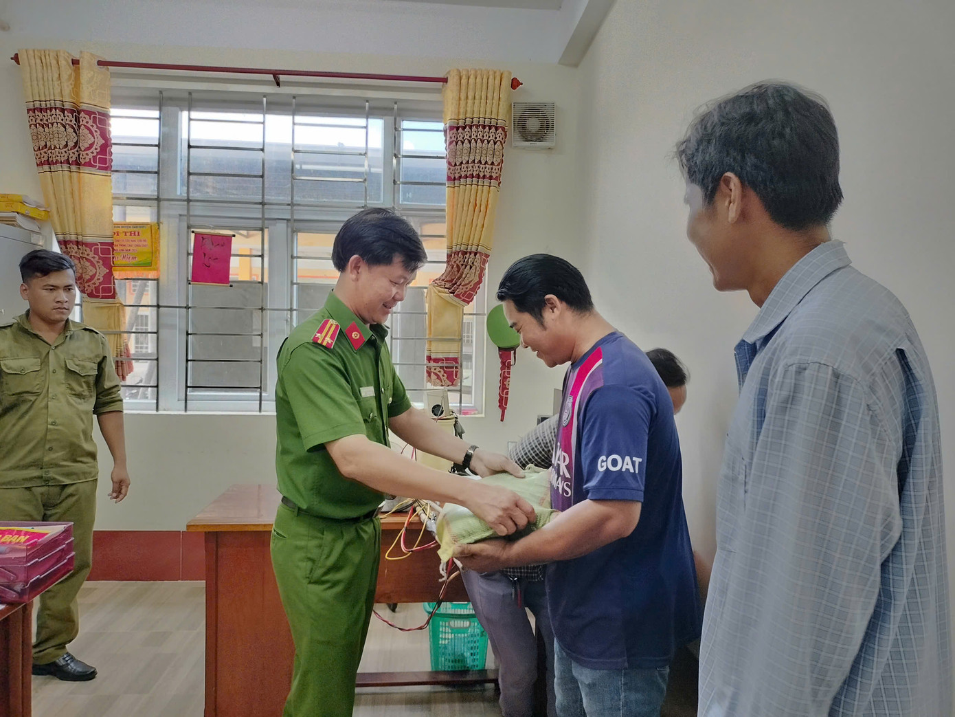 Người dân tự giác giao nộp bộ kích điện sẽ được hỗ trợ phần quà, nhu yếu phẩm Người dân tự giác giao nộp bộ kích điện sẽ được hỗ trợ phần quà, nhu yếu phẩm