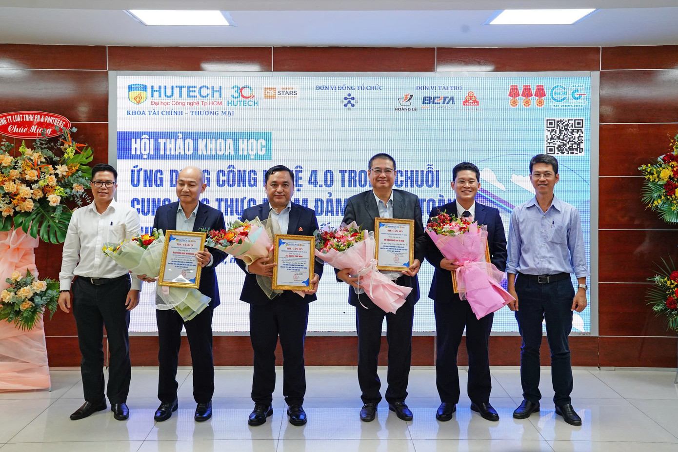 Ban tổ chức tặng hoa và thư cảm ơn diễn giả và khách mời