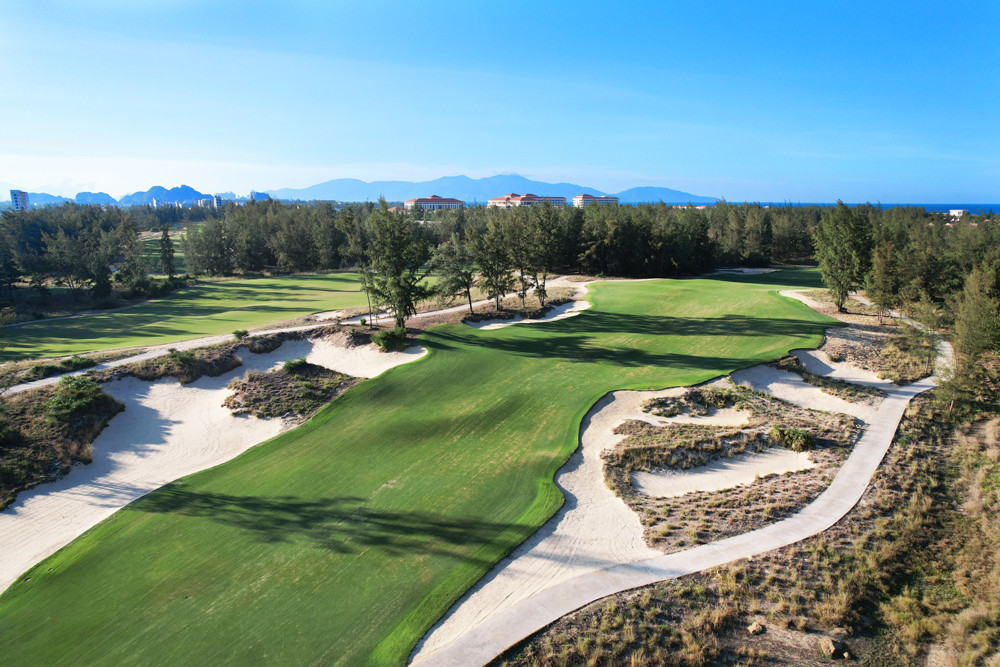 Sân Norman Course do Greg Norman thiết kế với phong cách truyền thống.