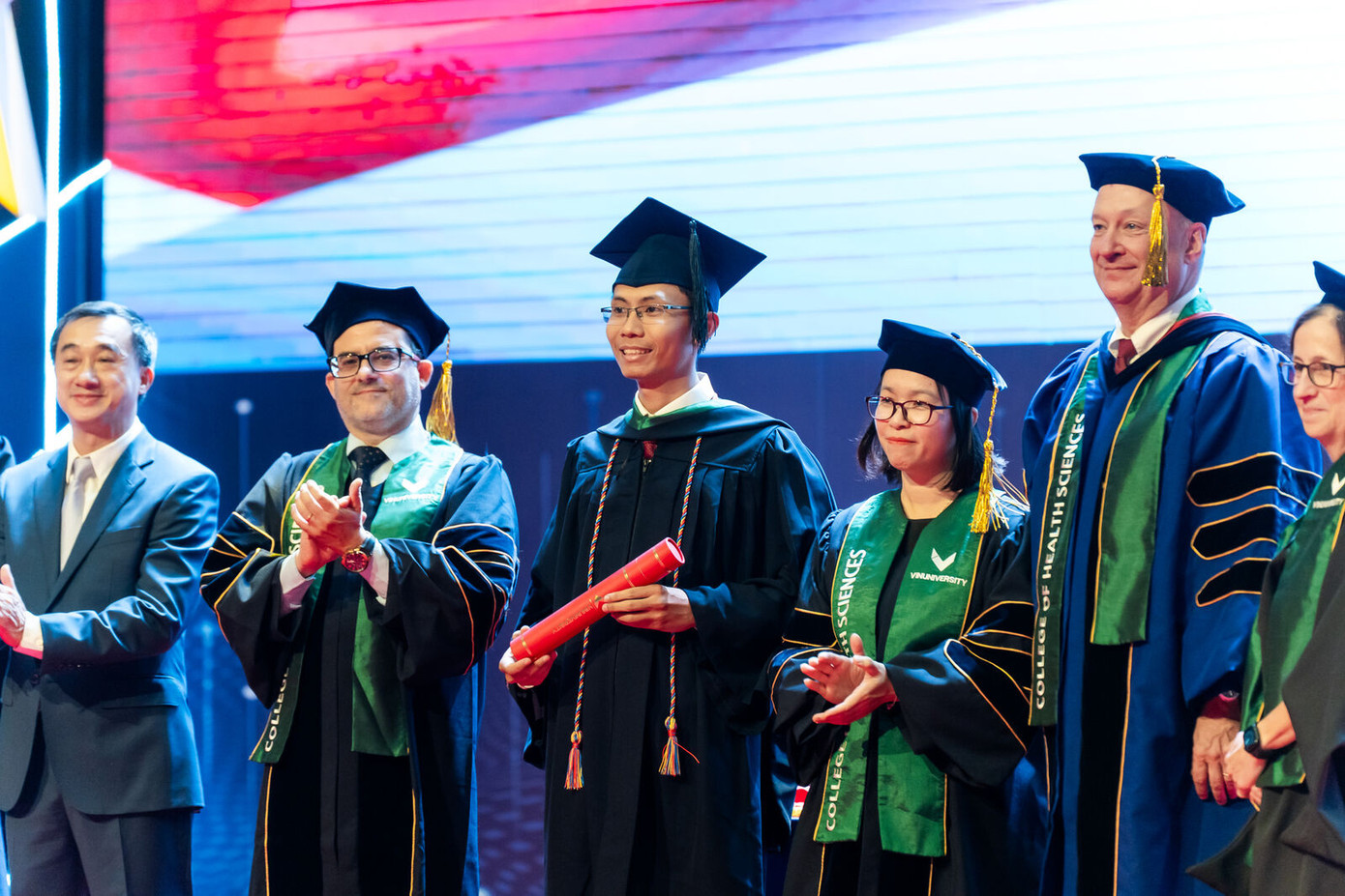 Nguyễn Hữu Thành chính thức tốt nghiệp Bác sĩ nội trú của Trường Đại học VinUni vào ngày 5/10/2024 Nguyễn Hữu Thành chính thức tốt nghiệp Bác sĩ nội trú của Trường Đại học VinUni vào ngày 5/10/2024