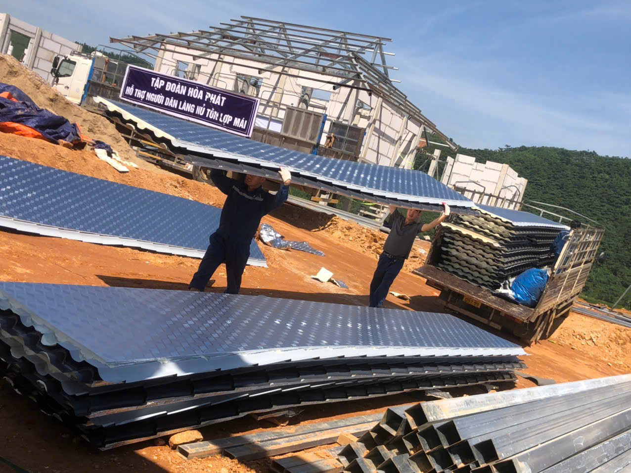 Tài trợ tôn lợp mái làng Nủ