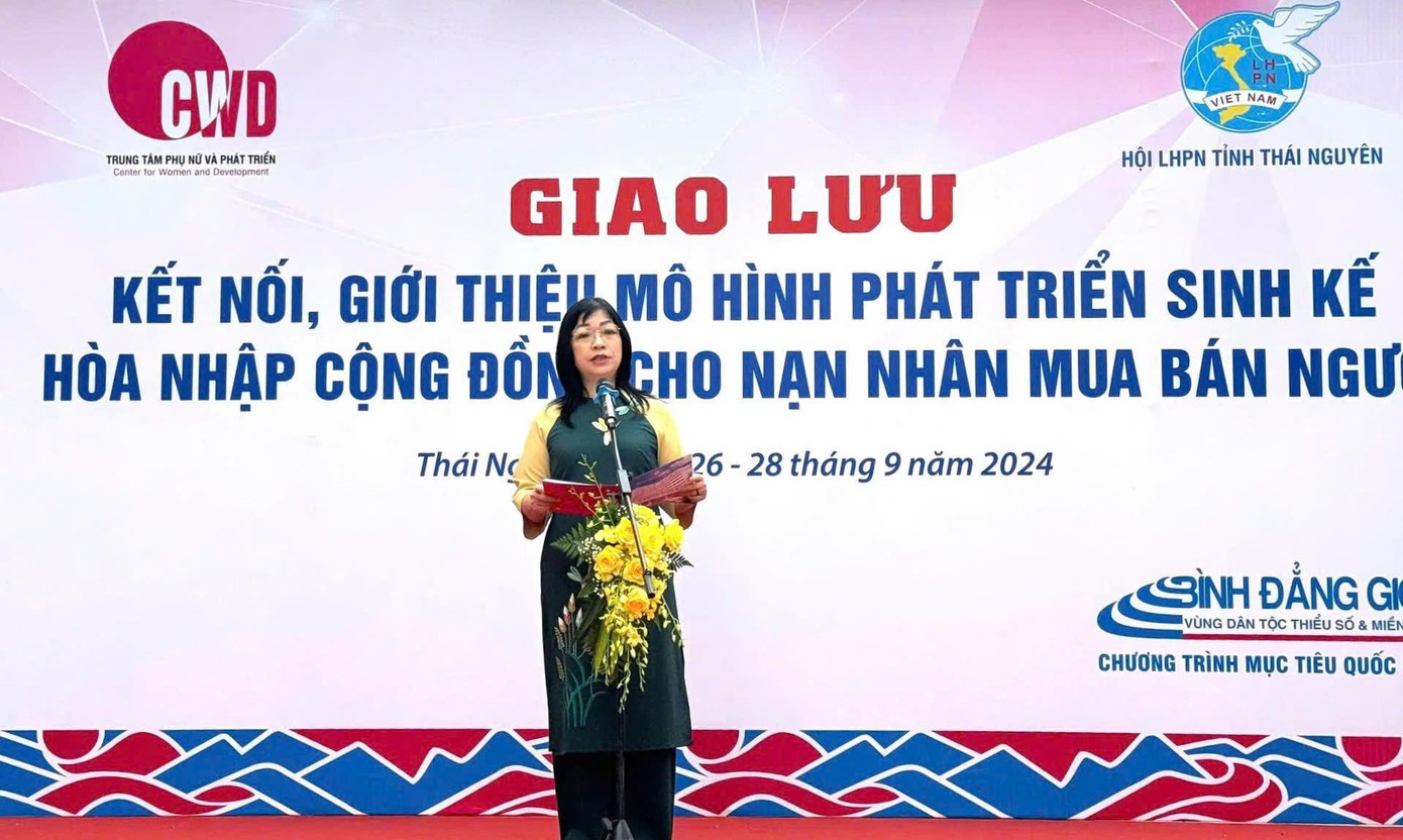 Bà Dương Ngọc Linh - Giám đốc Trung tâm Phụ nữ và Phát triển phát biểu khai mạc Chương trình giao lưu Bà Dương Ngọc Linh - Giám đốc Trung tâm Phụ nữ và Phát triển phát biểu khai mạc Chương trình giao lưu