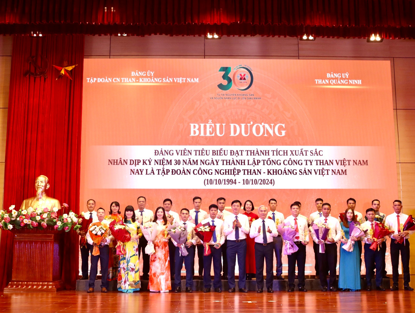 Nhiều đảng viên tiêu biểu được tuyên dương tại Hội nghị