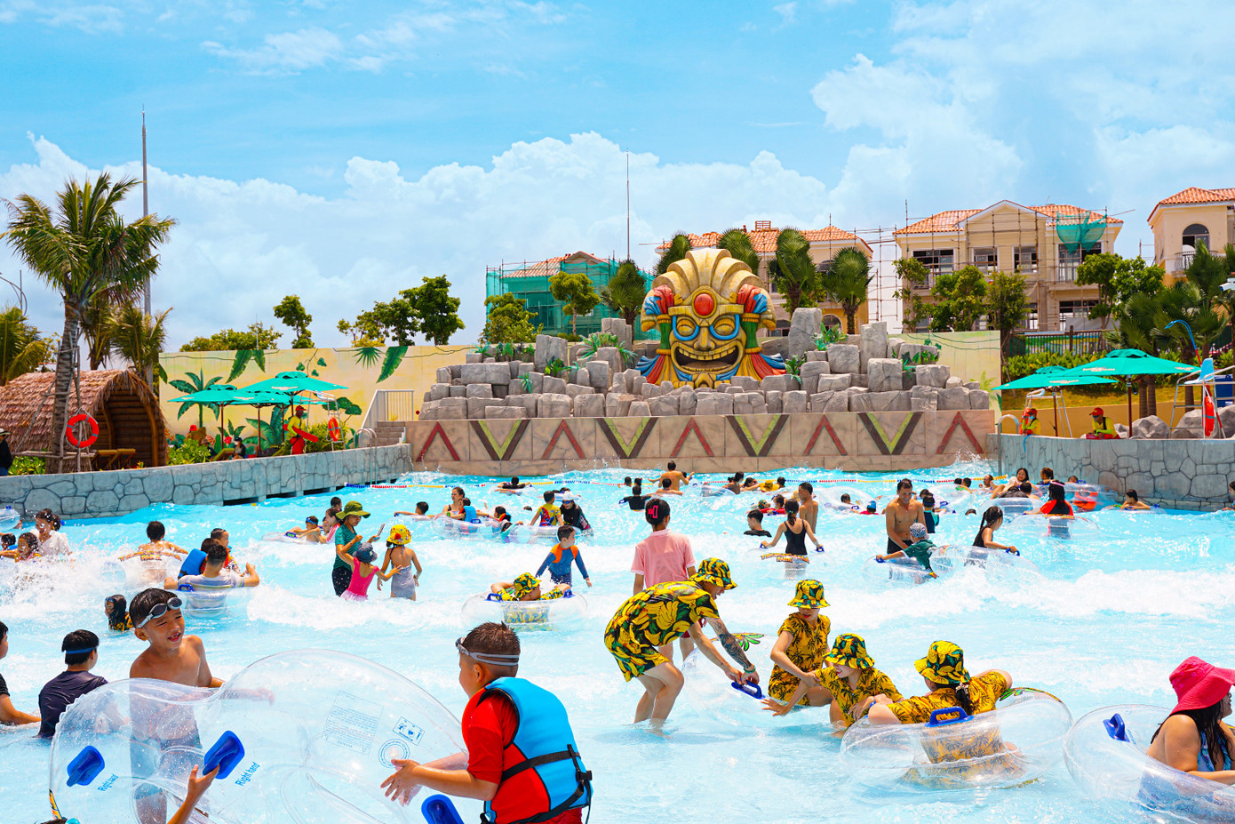 Du khách và cư dân thích thú trải nghiệm vui chơi, giải trí tại công viên Tropicana Park của NovaWorld Ho Tram