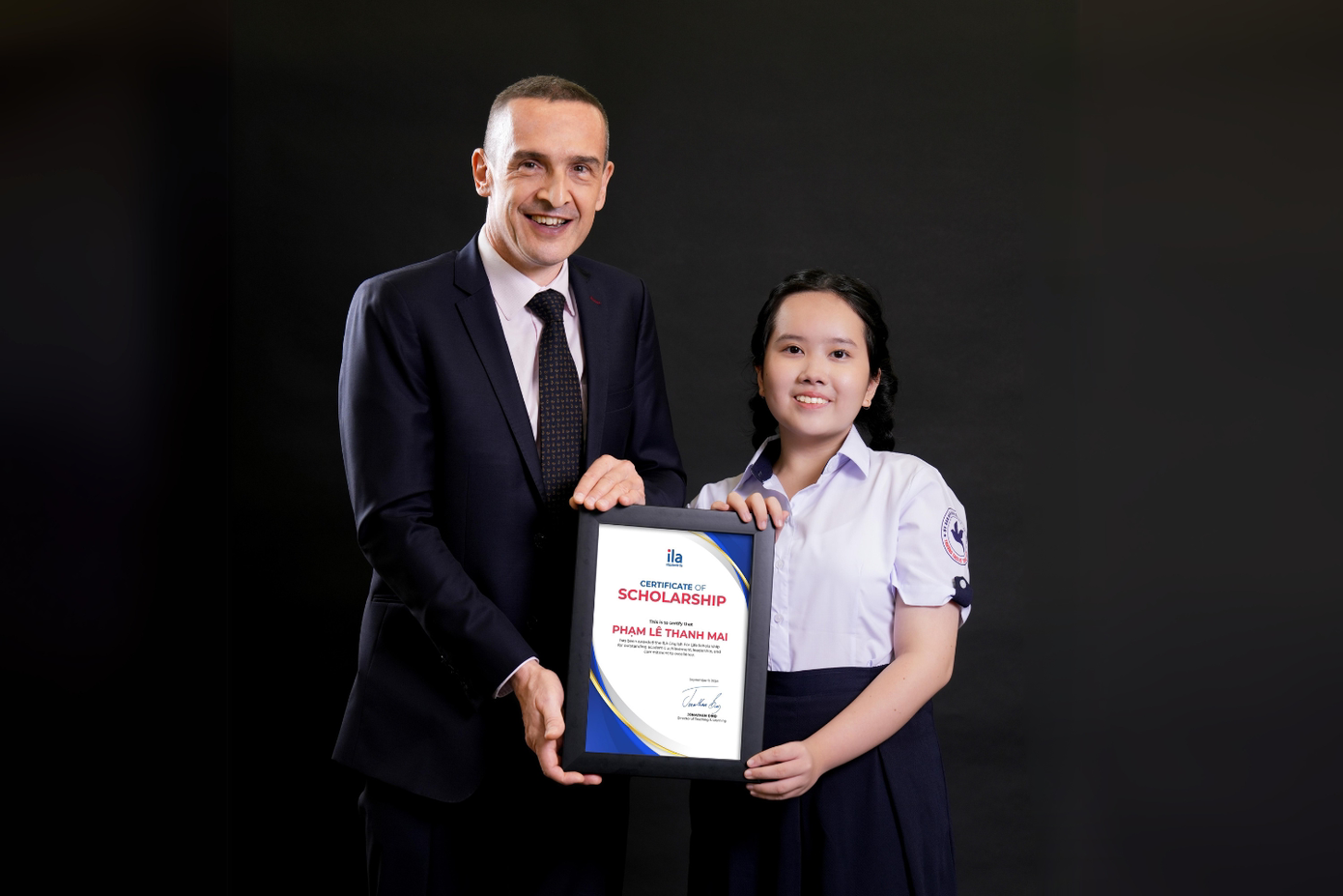 Thầy Jonathan Bird trao học bổng cho em Mai