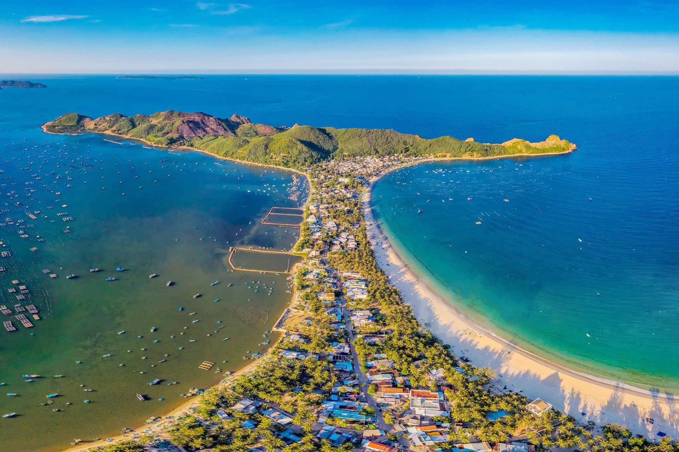 Việt Nam có nhiều điều kiện thuận lợi để phát triển kinh tế biển. Việt Nam có nhiều điều kiện thuận lợi để phát triển kinh tế biển.