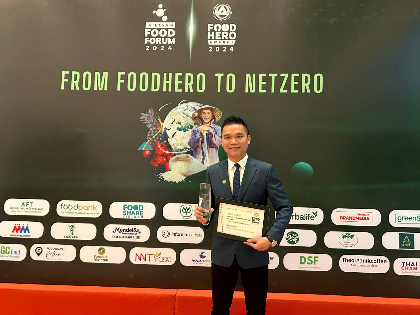 Ông Nguyễn Thành Đạt – Giám Đốc Truyền Thông Herbalife Việt Nam – Campuchia đại diện nhận giải Food Hero 2024