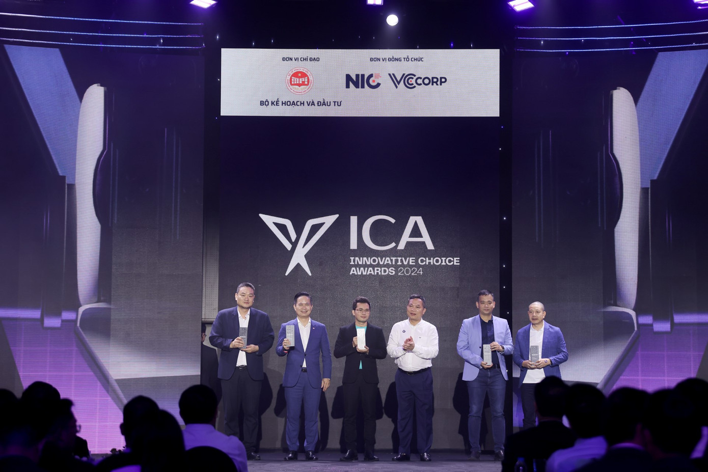 Ông Nguyễn Văn Thanh – Tổng Giám đốc Công ty GSM toàn cầu (thứ ba từ trái sang) nhận giải thưởng tại Better Choice Awards 2024. Ông Nguyễn Văn Thanh – Tổng Giám đốc Công ty GSM toàn cầu (thứ ba từ trái sang) nhận giải thưởng tại Better Choice Awards 2024.