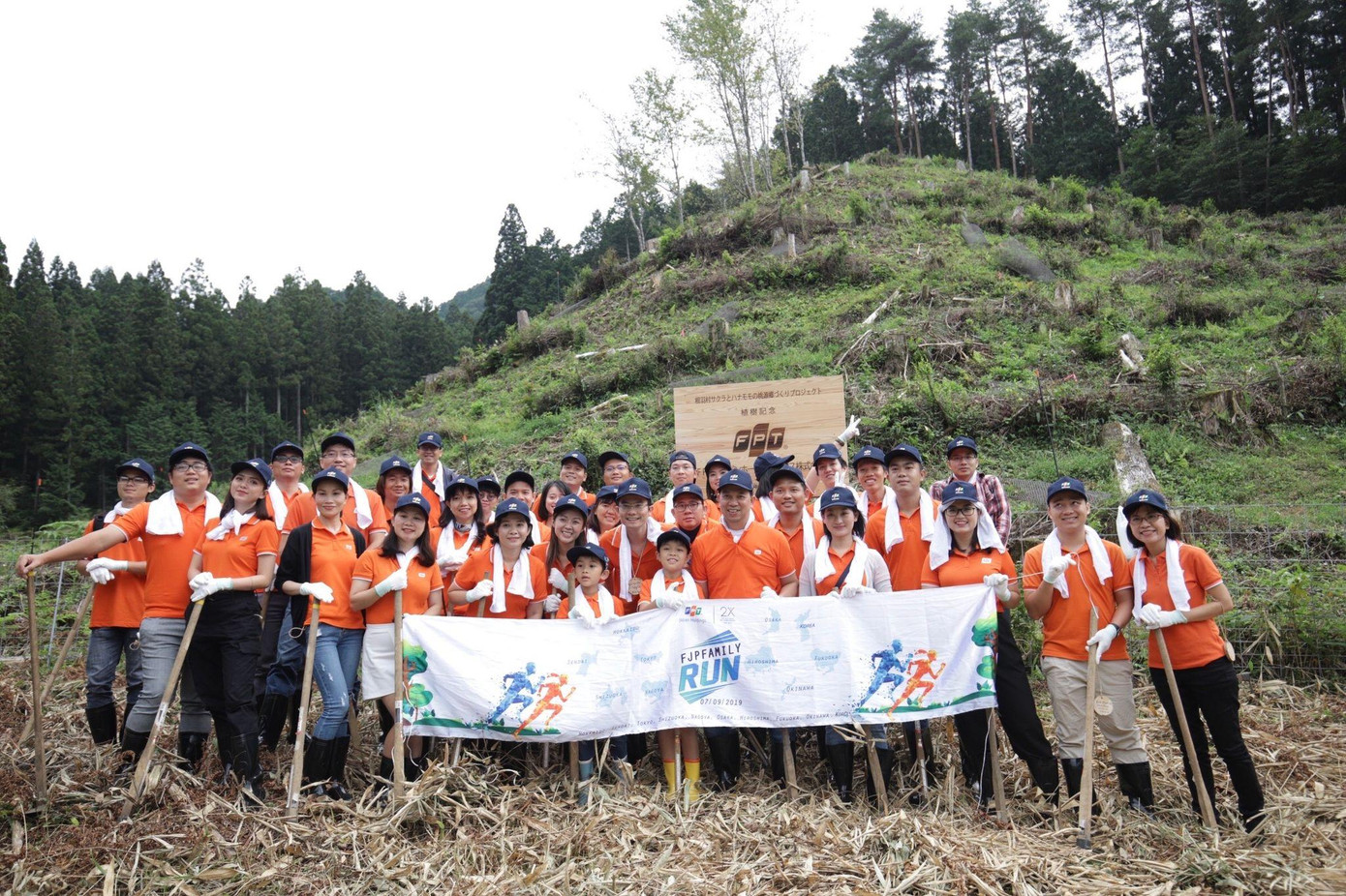 Anh Phạm Ngọc Hoàng tham gia giải chạy FJP Family Run và trồng cây xanh trên các tỉnh thành mà FPT Japan đặt chi nhánh Anh Phạm Ngọc Hoàng tham gia giải chạy FJP Family Run và trồng cây xanh trên các tỉnh thành mà FPT Japan đặt chi nhánh