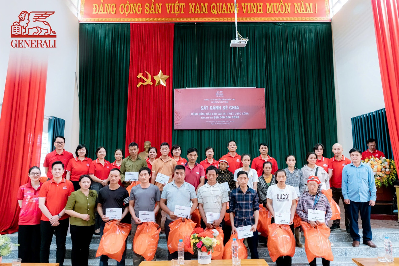 Hy vọng những phần quà này sẽ góp phần động viên người dân và các em vơi bớt khó khăn, sớm ổn định cuộc sống sau lũ.