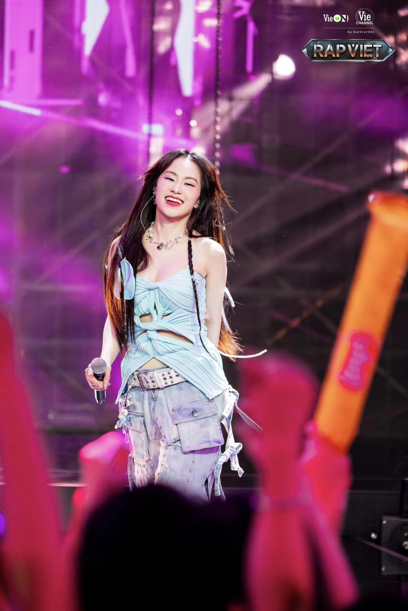 Lương Bích Hữu tự tin tỏa sáng sau khi giảm cân (Nguồn ảnh: Rap Viet 2024) Lương Bích Hữu tự tin tỏa sáng sau khi giảm cân (Nguồn ảnh: Rap Viet 2024)