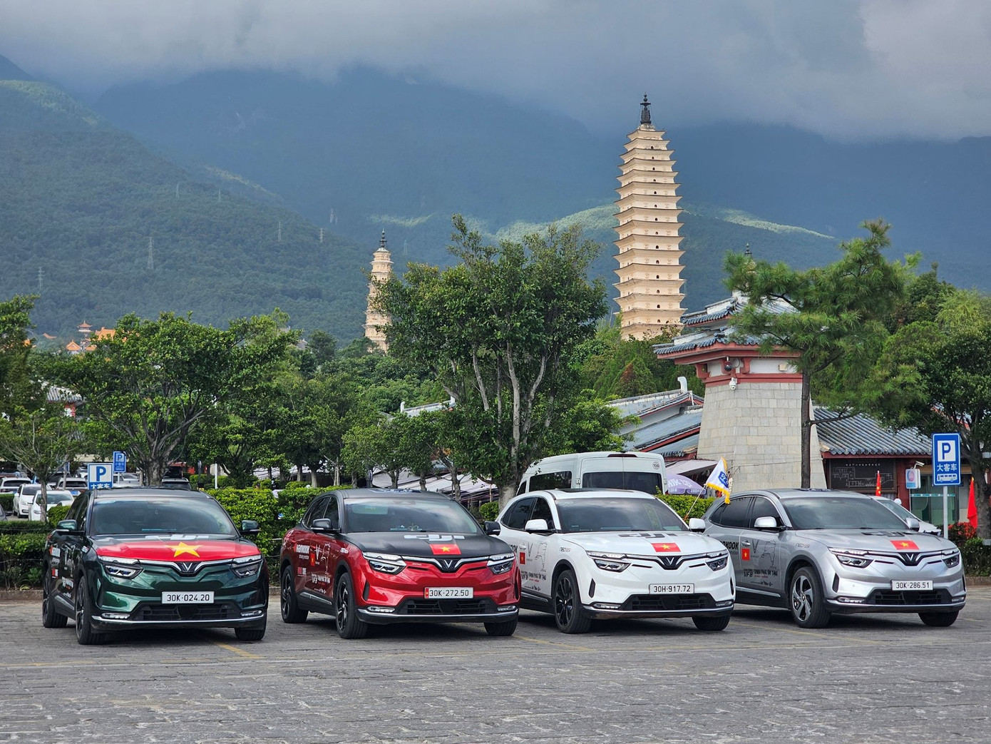 Ngày thứ 5 của hành trình, cả đoàn VF 8 chính thức đặt chân tới quần thể Tam Tháp - di tích được xây cách đây hơn 1.200 năm. Ngày thứ 5 của hành trình, cả đoàn VF 8 chính thức đặt chân tới quần thể Tam Tháp - di tích được xây cách đây hơn 1.200 năm.