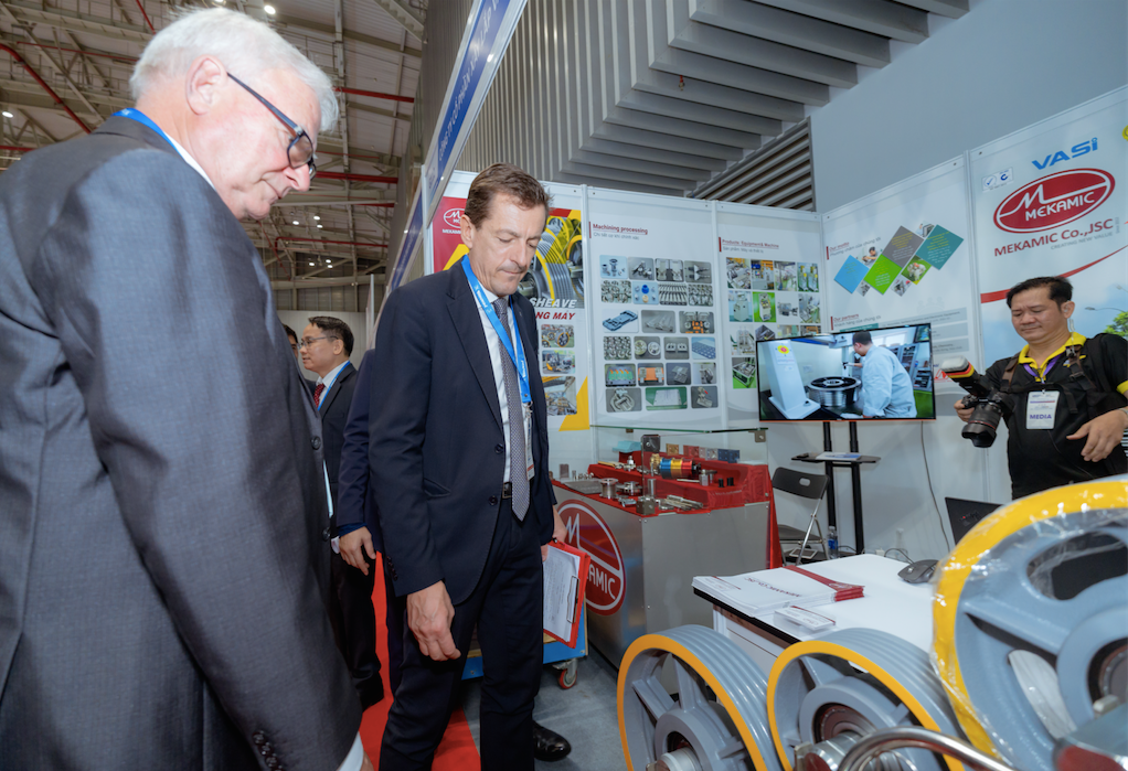 Elevator Talk là diễn đàn lý tưởng để các chuyên gia thang máy chia sẻ kiến thức, kinh nghiệm và cùng nhau thảo luận về những vấn đề chung của ngành. Elevator Talk là diễn đàn lý tưởng để các chuyên gia thang máy chia sẻ kiến thức, kinh nghiệm và cùng nhau thảo luận về những vấn đề chung của ngành.