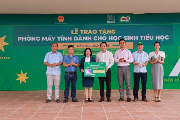 Đại diện Bộ GDDT, Sở GDDT tỉnh Yên Bái, Nestlé Việt Nam cùng các em học sinh và giáo viên tại điểm trường Khao Mang tại buổi lễ