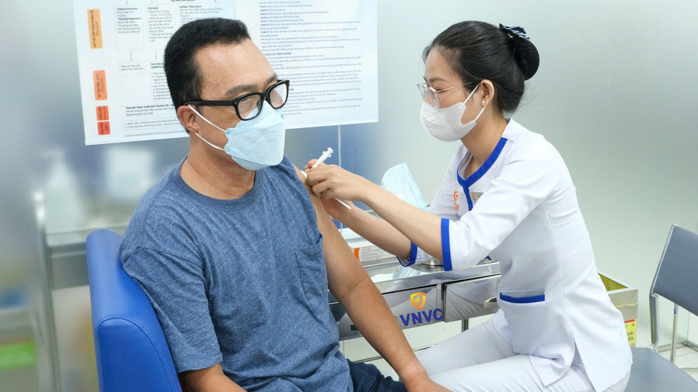 Khách hàng đến tiêm vắc xin zona thần kinh trong ngày 4/10 tại Hệ thống tiêm chủng VNVC. Ảnh: Khả Nhi