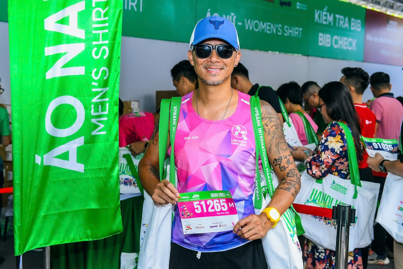 Anh Ngô Đức Anh, “cảnh sát trưởng” của CLB Chạy 365 lần thứ 3 liên tiếp tham gia VPIM với tâm trạng rất phấn khởi. Năm 2023, anh đã mặc trang phục hồng hạc tham gia cự ly 5km và có rất nhiều ảnh đẹp trên đường chạy. “VĐV nên chủ động tách khỏi đám đông, có thể là vượt lên trước hoặc chạy chậm lại và cần tạo dáng sớm. Lúc tạo dáng cũng ko nên dang tay sang hai bên vì có thể vô tình làm mất đi khoảnh khắc đẹp của người phía sau” – anh Đức Anh chia sẻ tip để có những bức ảnh đẹp trên đường chạy. Anh Ngô Đức Anh, “cảnh sát trưởng” của CLB Chạy 365 lần thứ 3 liên tiếp tham gia VPIM với tâm trạng rất phấn khởi. Năm 2023, anh đã mặc trang phục hồng hạc tham gia cự ly 5km và có rất nhiều ảnh đẹp trên đường chạy. “VĐV nên chủ động tách khỏi đám đông, có thể là vượt lên trước hoặc chạy chậm lại và cần tạo dáng sớm. Lúc tạo dáng cũng ko nên dang tay sang hai bên vì có thể vô tình làm mất đi khoảnh khắc đẹp của người phía sau” – anh Đức Anh chia sẻ tip để có những bức ảnh đẹp trên đường chạy.